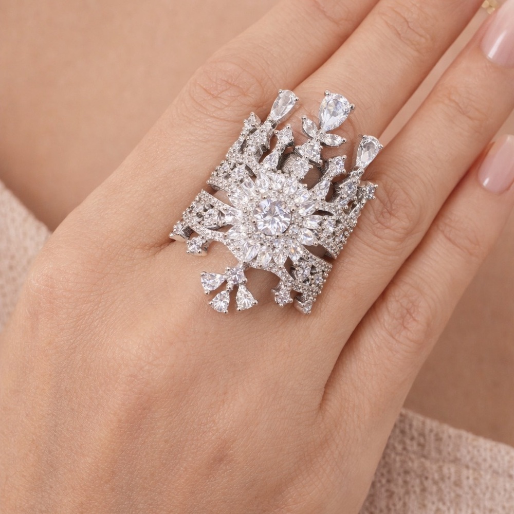 GORGEOUS Diamond & Platinum Crown Ring - Picture 7 of 9